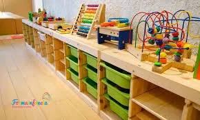 Ambiente Montessori organizado con materiales al alcance de los niños