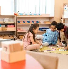 Niños participando en actividad colaborativa